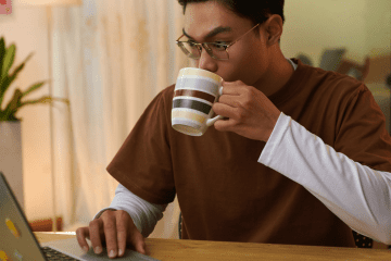 Image of a man working on his laptop learning how to choose profitable mystery shops.
